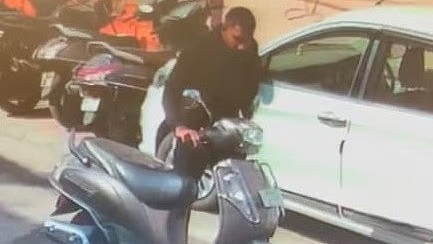 “ஸ்கூட்டருக்கு பஞ்சர் போடணும்”.. 300 மீ தூரம் நடந்து சென்ற இளைஞர்… நொடியில் மயங்கி விழுந்து மரணம்… சும்மா இருந்தவருக்கு இப்படி ஒரு சாவா..? அதிர்ச்சி வீடியோ…!!!