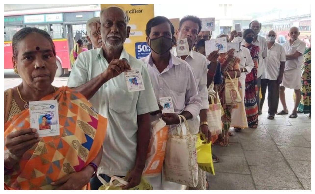 ஜனவரி 1 முதல் புதிய விதிமுறை முதியவர்கள் இலவச டோக்கன் மூலம் பேருந்தில் பயணிக்க இதைப் பண்ணுனா மட்டும் போதும்… ரேஷன் கார்டு இருக்கா?… தமிழக அரசின் அதிரடி முடிவு..!!!