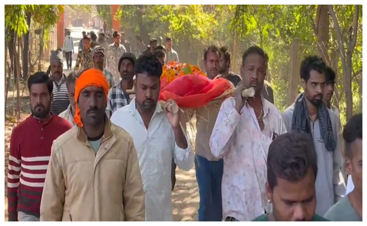அட பாவமே காதல் திருமணத்திற்கு இப்படியா ஒரு தண்டனை..? “நீ எங்களுக்கு இனி இல்லை”… பெற்ற மகளுக்கு ஊர்வலமாகச் சென்று ஈமச்சடங்கு செலுத்திய பெற்றோர்…!!!