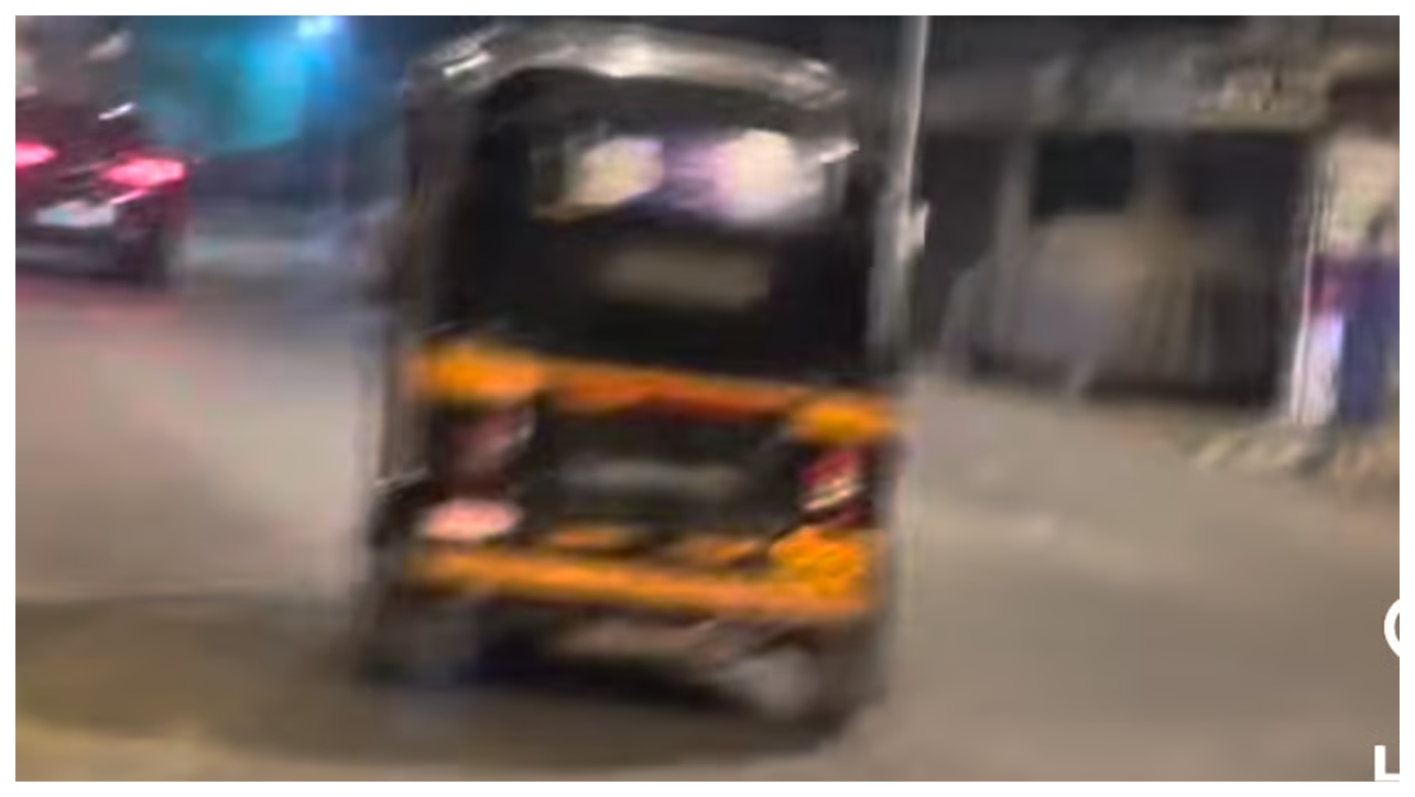நடுரோட்டில் போதையில் ஆட்டோ ஓட்டி அட்டகாசம் செய்த டிரைவர்… சாலைகளில் பெண்களுக்கு பாதுகாப்பு எங்கே?… வைரலாகும் வீடியோவால் மக்கள் கொந்தளிப்பு…!!!