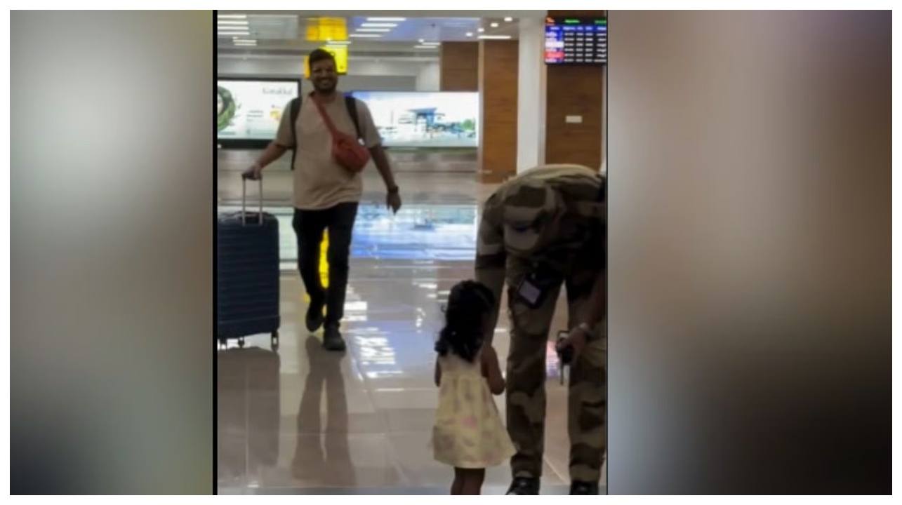 கடமையை விட கருணை மேலானது… துப்பாக்கி ஏந்திய கைகளில் இவ்வளவு அன்பா?… பாதுகாப்பு வளையத்தை உடைத்த குழந்தை… நெகிழ்ச்சியில் இணையதளம்…!!!