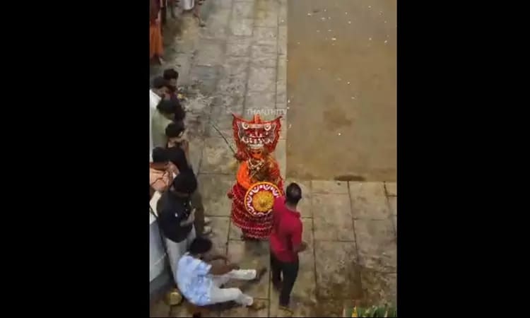 திருவிழாவில் பெரும் பரபரப்பு! – திடீரென ஆக்ரோஷமான தெய்வ வேடமிட்ட கலைஞர்! – கூட்டத்தில் இருந்த பக்தரைத் தாக்கியதால் மயங்கி விழுந்த இளைஞர்..!!!