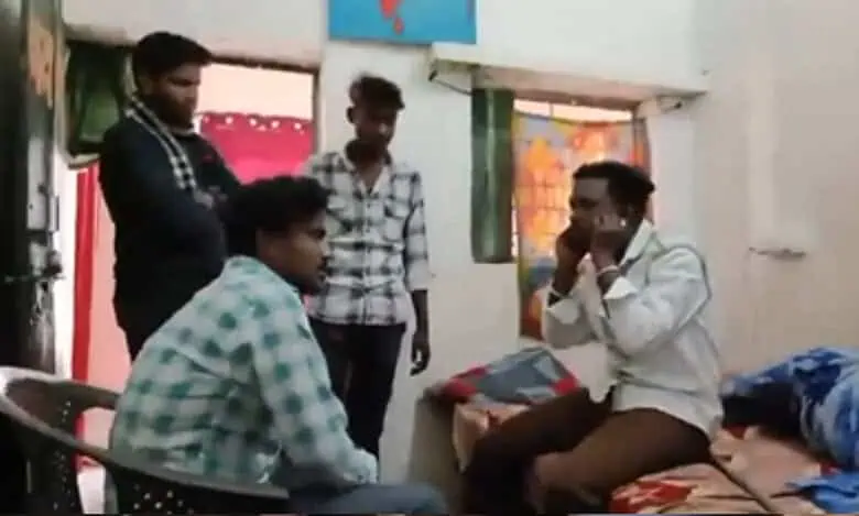 மன்னிப்புக் கேட்டு கதறியபோதும் விடவில்லை! ‘மகள் மீது சத்தியம் செய்கிறேன்’ – தலித் இளைஞரை நிர்வாணப்படுத்தி, செருப்பால் தாக்கிய கும்பல்..  பகீர் காட்சிகள்..!!