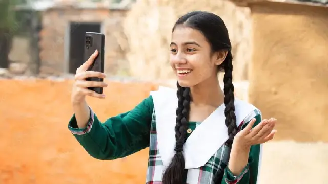 இன்று முதல் கேமரா போன்களுக்கு ‘NO’…. பஞ்சாயத்து போட்ட அதிரடி தடை….  பெண்களுக்கு மட்டும் ஏன் இப்படி….?