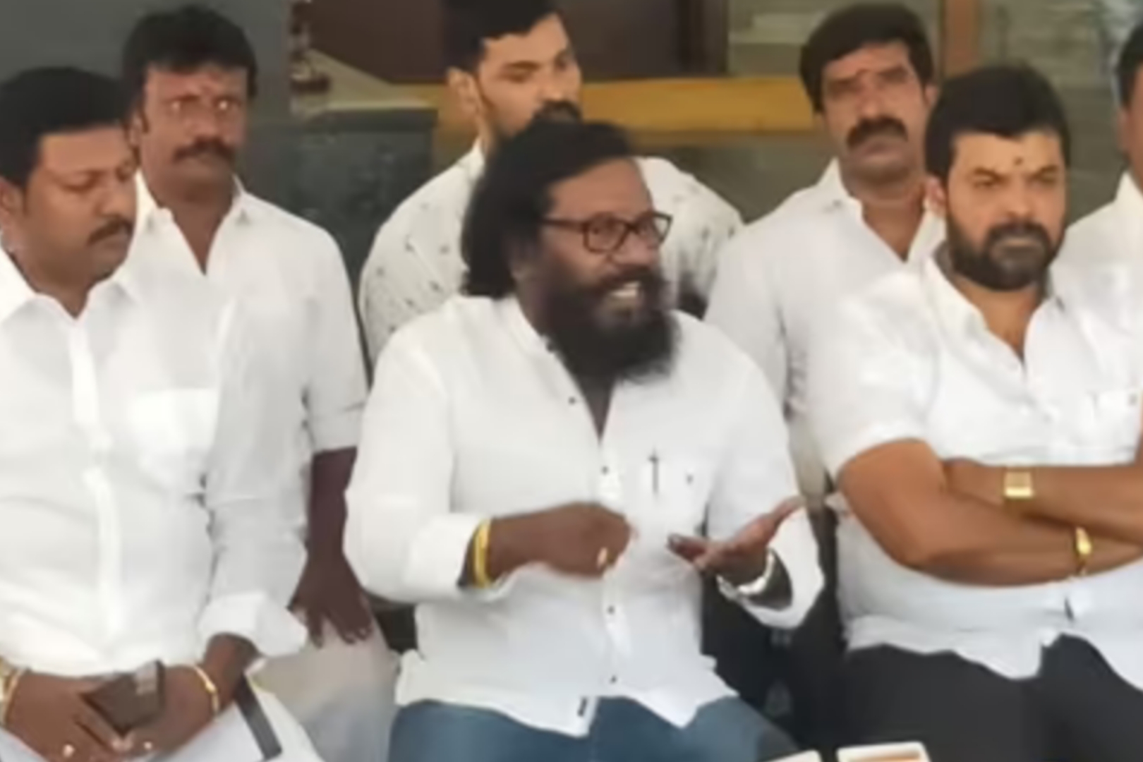 “பாவம் செய்ய நினைத்தால் பாஜகவுக்கு ஓட்டு போடுங்கள்” கடுமையாக விமர்சித்த கருணாஸ்….!!