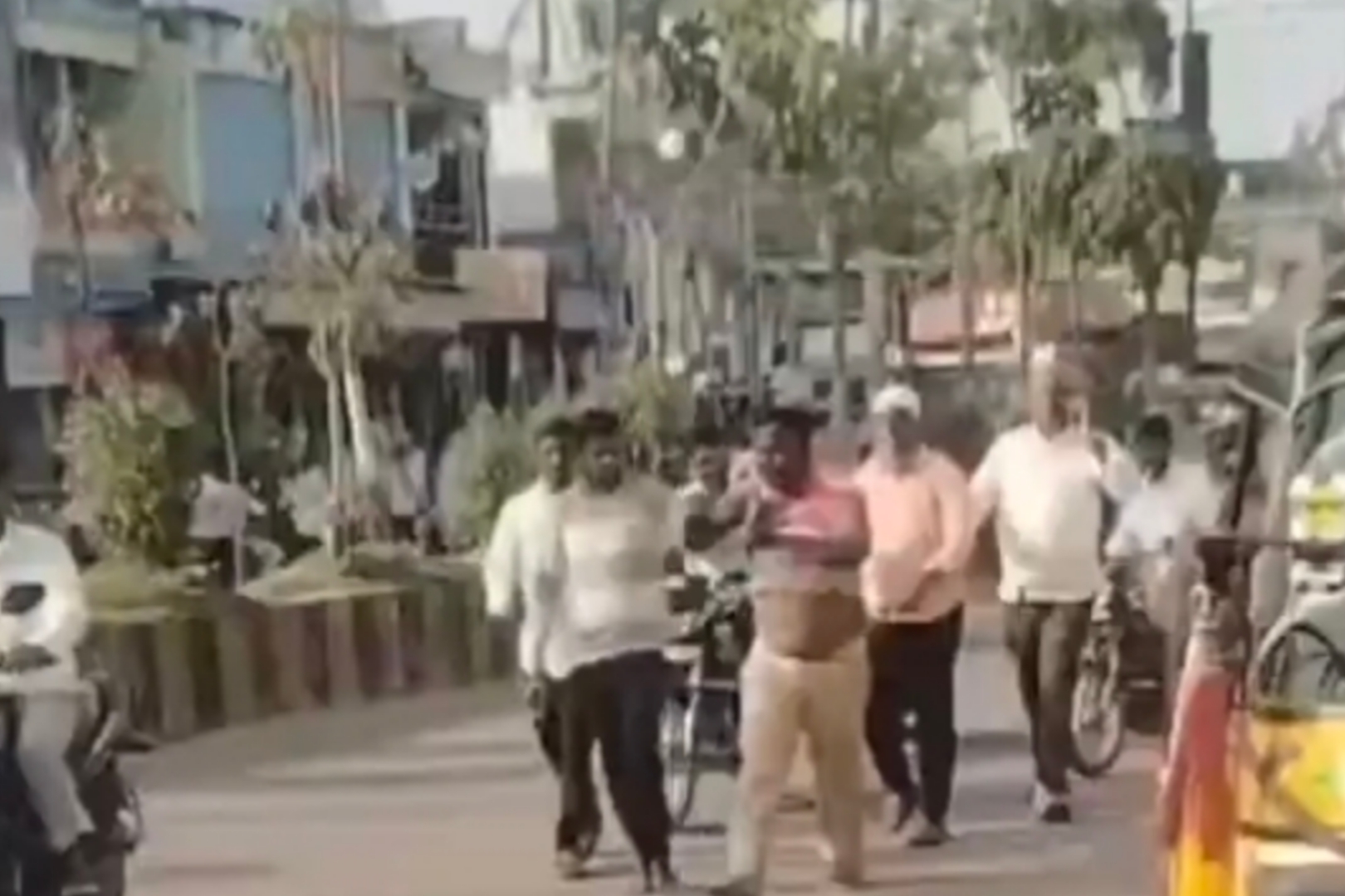 திருமணமான பெண்ணுக்கு தொடர் தொல்லை… “நடுரோட்டில் செருப்படி” கணவன் கொடுத்த தண்டனை…. சிக்குனது காங்கிரஸ் தலைவரின் சொந்தமா….?