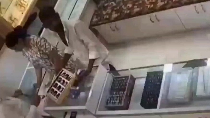 பட்டப்பகலில் நகைக்கடையில் நடந்த திருட்டு… வாடிக்கையாளர் போல் நடித்து ரூ. 2.4 லட்சம் மதிப்புள்ள தங்க நகைகளை தூக்கிச் சென்ற நபர்… வைரலாகும் வீடியோ…!!!!