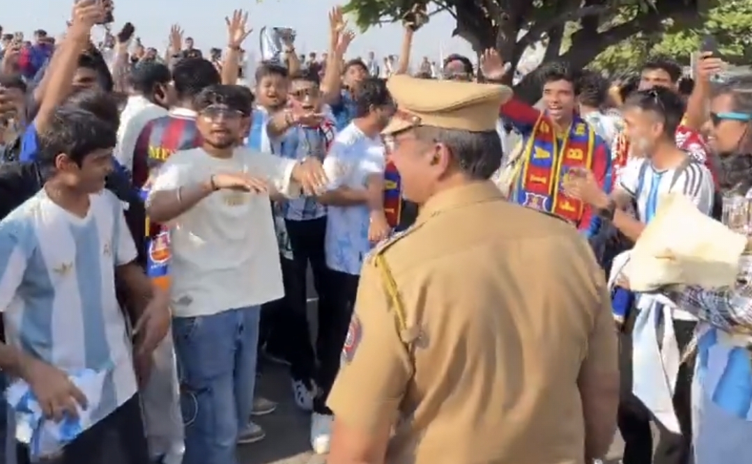 “Thank you, Mumbai Police” ஒரே குரலில் நூற்றுக்கணக்கான ரசிகர்கள்….  காரணம் என்ன தெரியுமா….? வைரலாகும் நெகிழ்ச்சி வீடியோ….!!