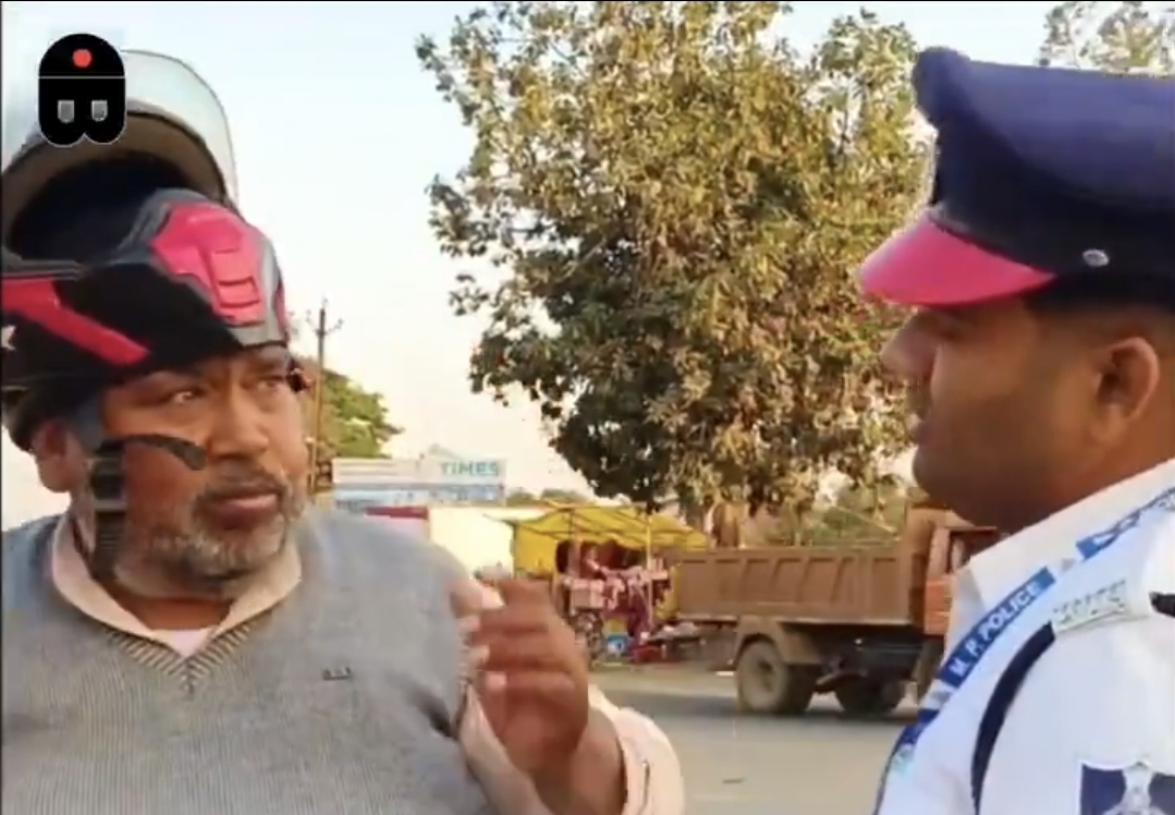 “தலைக்கு ஏத்த ஹெல்மெட் இல்ல9”  போலீஸை அதிர வைத்த பைக்கரின் பதில்…. வைரலாகும் காணொளி….!!