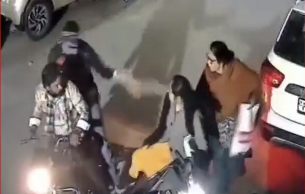 அருவாளுடன் வந்த திருடன்…. கெத்து காட்டின பெண்கள்…. தோல்வியில் முடிந்த கொள்ளை சம்பவம்…. வைரலாகும் வீடியோ….!!