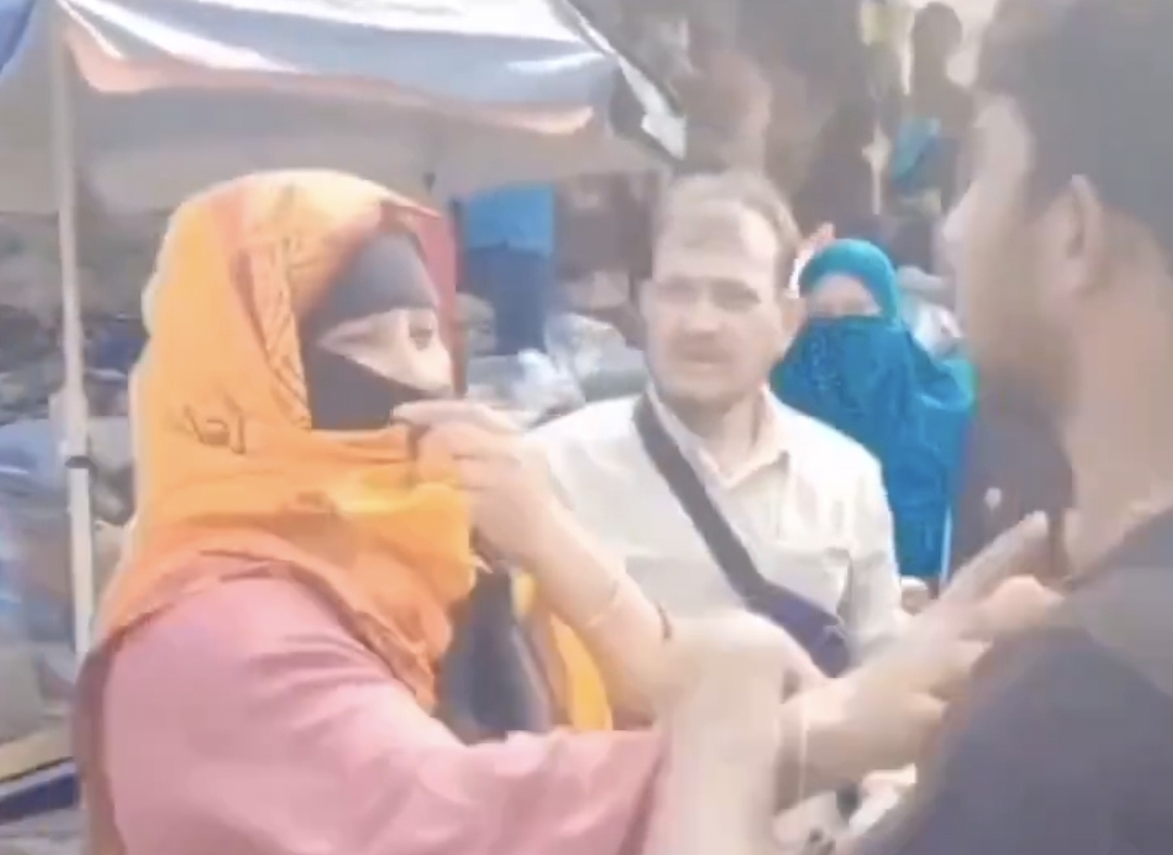 ஏன் இந்த அநாகரீகம்….? ஒரு பெண்ணோட Hijab-ல கை வைக்க எப்படி தைரியம் வருது….? Delhi Police-க்கு மக்கள் வைக்கும் கோரிக்கை….!!