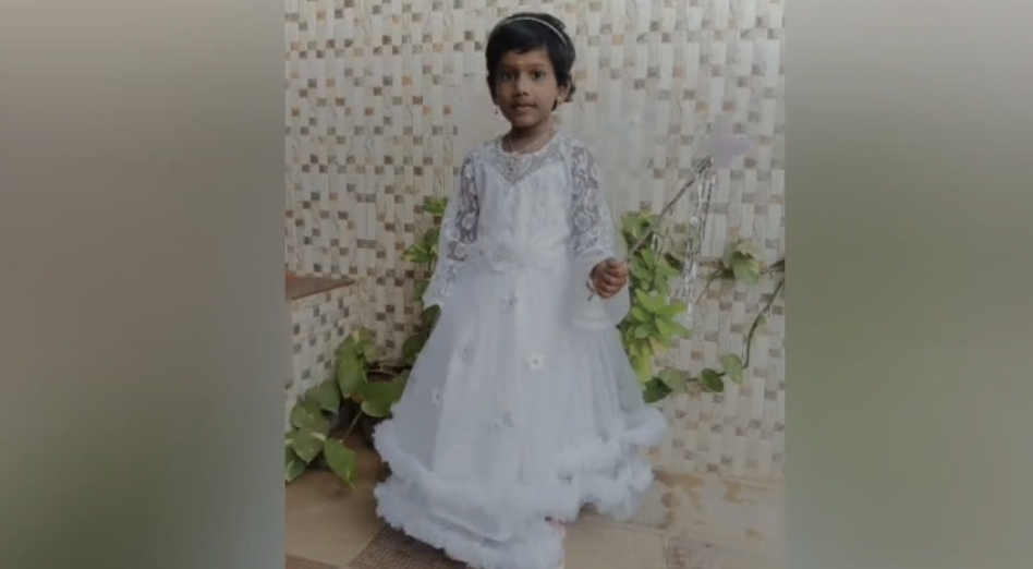 பிஞ்சு குழந்தைக்கு என்ன ஆச்சு….? தேவதை உடையில் சென்ற 5 வயது மகள்…. பிணமாகத் திரும்பிய கோரம்…. பள்ளியில் நடந்தது என்ன….?