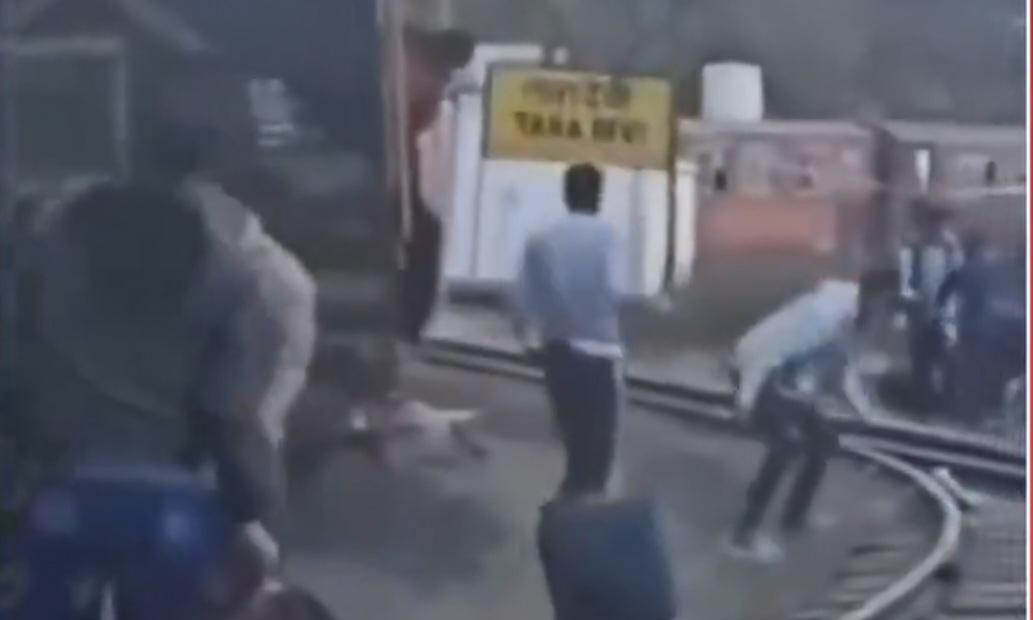 “டிக்கெட்டுக்காக உயிரை விட்டுருவாங்க போல” டாய் டிரெய்னில் இருந்து குதித்த சுற்றுலாப் பயணிகள்…. வைராகம் பகீர் வீடியோ….!!