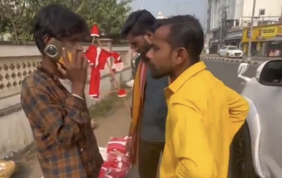 “இது இந்து ராஷ்டிரா” – கிறிஸ்துமஸ் தொப்பி விற்றவரை மிரட்டிய நபர்…. பகீர் கிளப்பும் வைரல் வீடியோ….!!