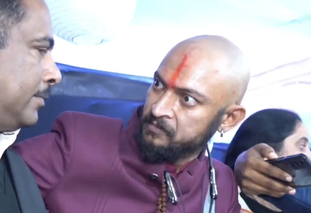 “பைபிளைப் பின்பற்றக் கூடாது!” கிறிஸ்துமஸ் நேரத்தில் பாதிரியாருக்கு மிரட்டல்…. வைரலாகும் பகீர் வீடியோ….!!