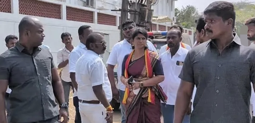 “பதவி வேணும்” விஜய்யின் காரை வழிமறித்த பெண் நிர்வாகி – பனையூரில் நிலவிய அந்த ‘High Tension’ நிமிடங்கள்….!!