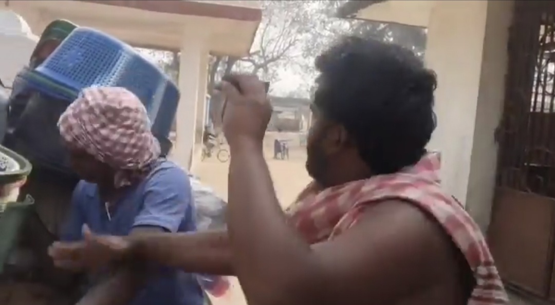 மதத்தை விடுங்க…. மனுஷனை மனுஷனா மதிங்க…. வியாபாரிக்கு நேர்ந்த கதி…. வீடியோவால் டென்ஷனான நெட்டிசன்கள்….!!