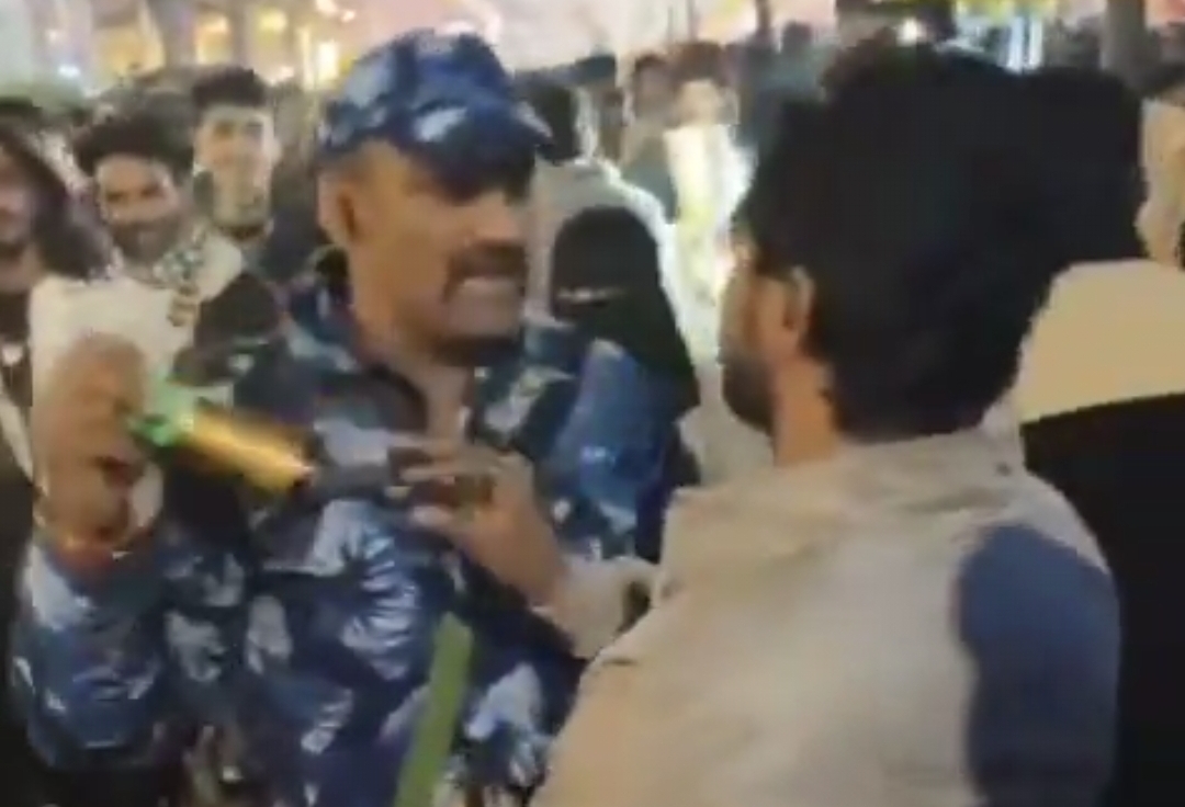 பொதுமக்களுக்கு தொல்லை…. இதுதான் சரியான தண்டனை…. வைரலாகும் காணொளி….!!