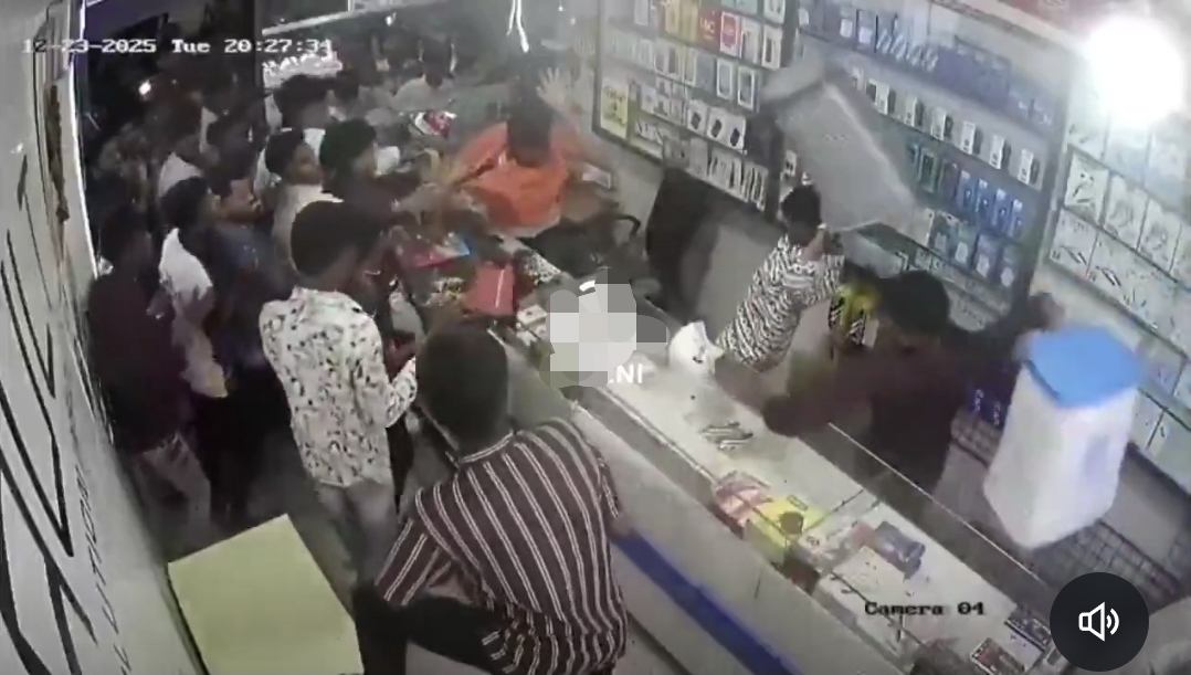 ஒரு POST போட்டதுக்கு இப்படியா….? வாலி, டிரம்னு கையில கிடைச்சதை வச்சு அடி…. 30 பேர் கொண்ட கும்பலின் அராஜக வீடியோ….!!