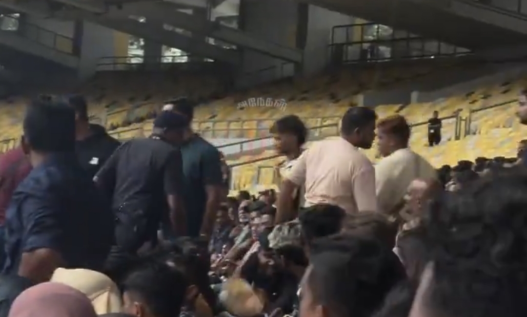 ரூல்ஸ் ஃபாலோ பண்ணுங்கடான்னு சொன்னா கேட்டாங்களா…. TVK கொடியை காட்டி மலேசியாவில் கைதான ரசிகர்…. வைரலாகும் வீடியோ….!!