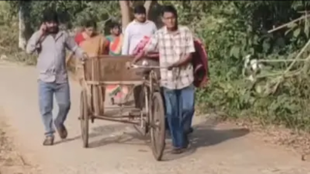 “மனசாட்சி செத்துப் போச்சு” ஆம்புலன்ஸ் கொடுக்க மறுத்த மருத்துவமனை….குப்பை வண்டியில் போன முதட்டியின் சடலம்…. கொந்தளித்த மக்கள்….!!