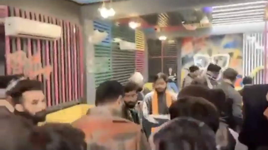 இதுக்கெல்லாம் ஒரு END இல்லையா…. லவ் ஜிகாத்-ன்னு முஸ்லிம் இளைஞர்கள் மீது தாக்குதல்…. போலீஸ் செஞ்ச மோசமான வேலை….!!
