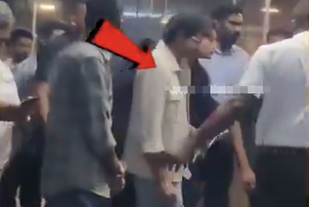 யார் சொல்வது உண்மை….? ரகசியமாக சைகை காட்டினாரா விஜய்….? இணையத்தை ஆக்கிரமித்த காரசார விவாதம்….!!