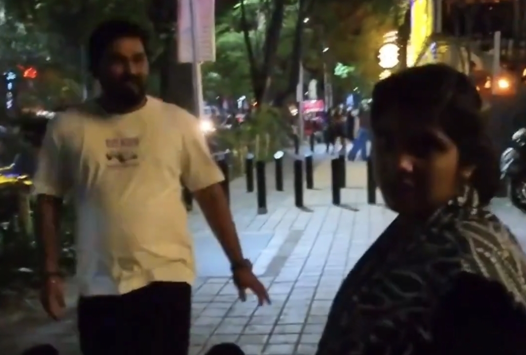 ₹100 தரலன்னு இப்படியா….? வெளிநாட்டவரை அடித்த பெண்…. இந்தியா மானத்தை காப்பாற்றிய இளைஞர்….!!