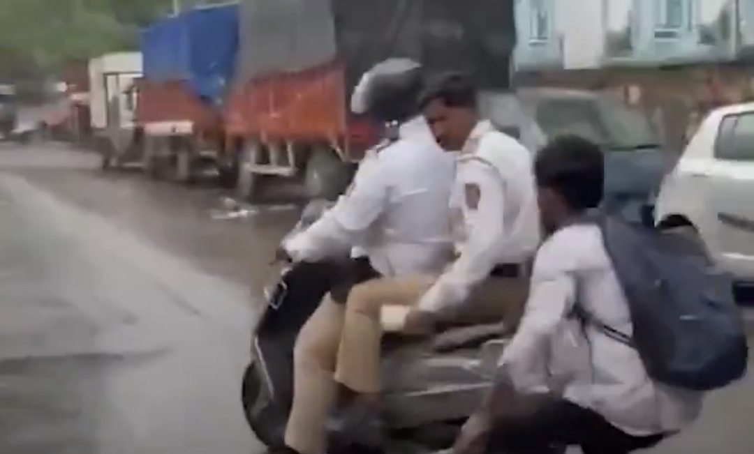 GenZ பசங்க கெத்துடா…. ஹெல்மெட் போடாத போலீஸையே நடுரோட்டில் மடக்கிய வாலிபர்…. வைரல் வீடியோ….!!