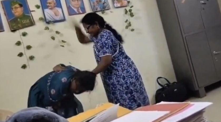 என்ன கொடூரம் இது….? மாடு அடிக்கிற மாதிரி அடிக்கிறீங்க….? ஹாரியாக வேடிக்கை பார்த்த சக மாணவிகள்…. வைரலாகும் அதிர்ச்சி வீடியோ….!!