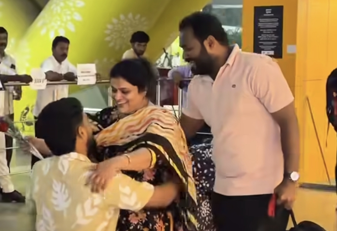 16 வருஷம் கழிச்சு அம்மாவை பார்த்த மகன்கள்…. தாயின் அந்த அணைப்பு…. வைரலாகும் நெகிழ்ச்சி வீடியோ….!!