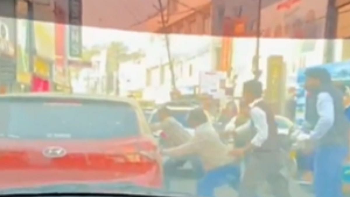 வணிக பங்குதாரருடன் காரில் சென்ற பெண்… திடீரென வழிமறித்த இளைஞர்கள்… ஆபாசமாக பேசி மிரட்டல்… அதிர்ச்சி வீடியோ…!!!