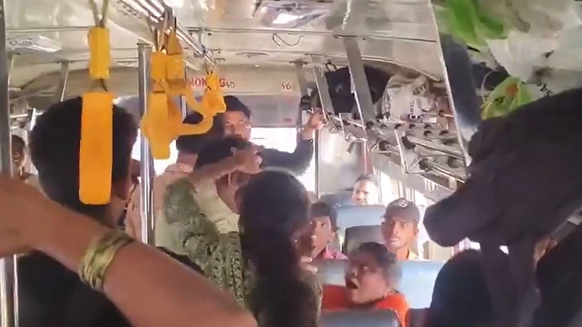 சீட்டுக்காக நடந்த சண்டை…. இளைஞரை முடியைப் பிடித்துத் தாக்கிய பெண்கள்…. இலவச பேருந்து நெரிசலால் சிக்கல்….!!
