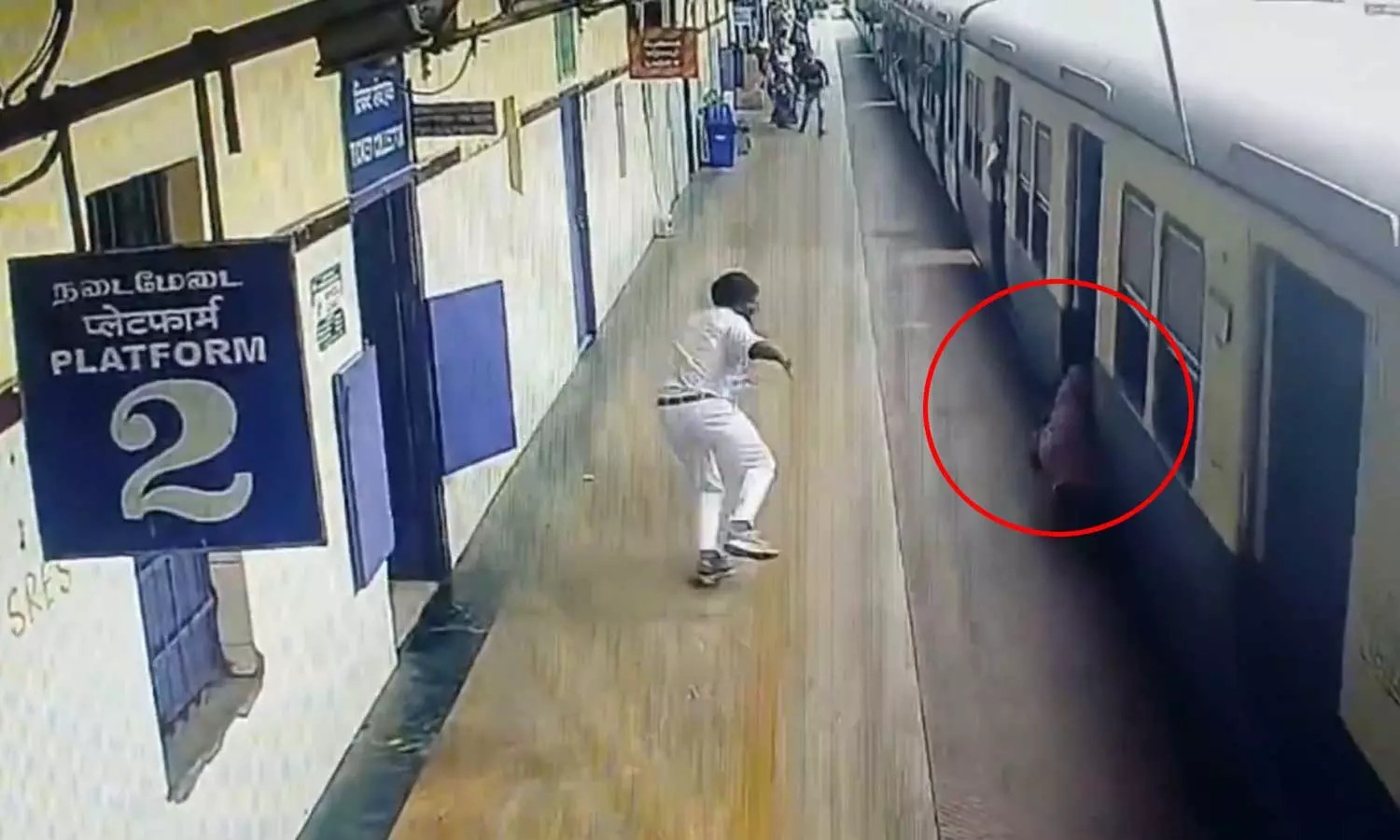 ஒரு நொடிதான் உயிரே போயிருக்கும்…! “ஹீரோவாக மாறிய ரயில்வே ஊழியர்”.. யோசிக்காமல் பெண்ணின் உயிரைக் காத்த சம்பவம்… நடந்தது என்ன..? வைரலாகும் வீடியோ..!!