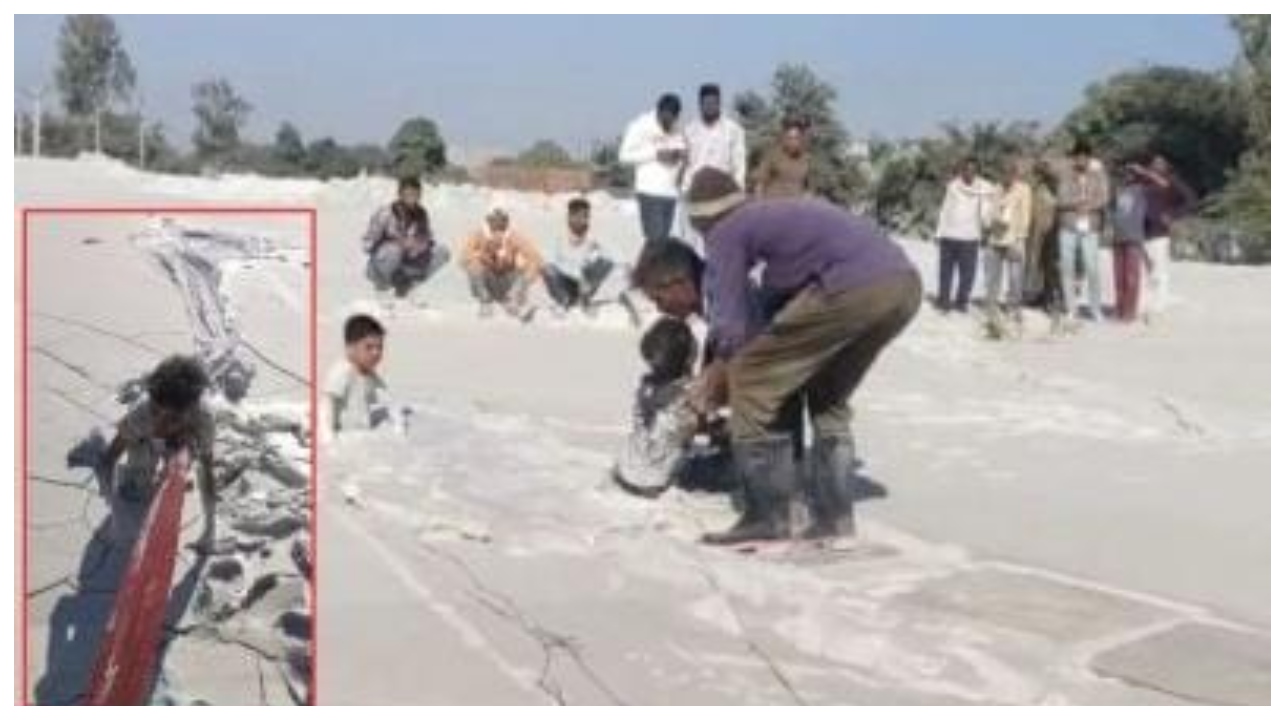 தொழிற்சாலைக் கழிவுகளால் ஆபத்து… சகதிக்குள் புதைந்த சிறுவர்கள்… சாதுரியமாகச் செயல்பட்ட தொழிலாளர்கள்… வைரலாகும் வீடியோ..!!