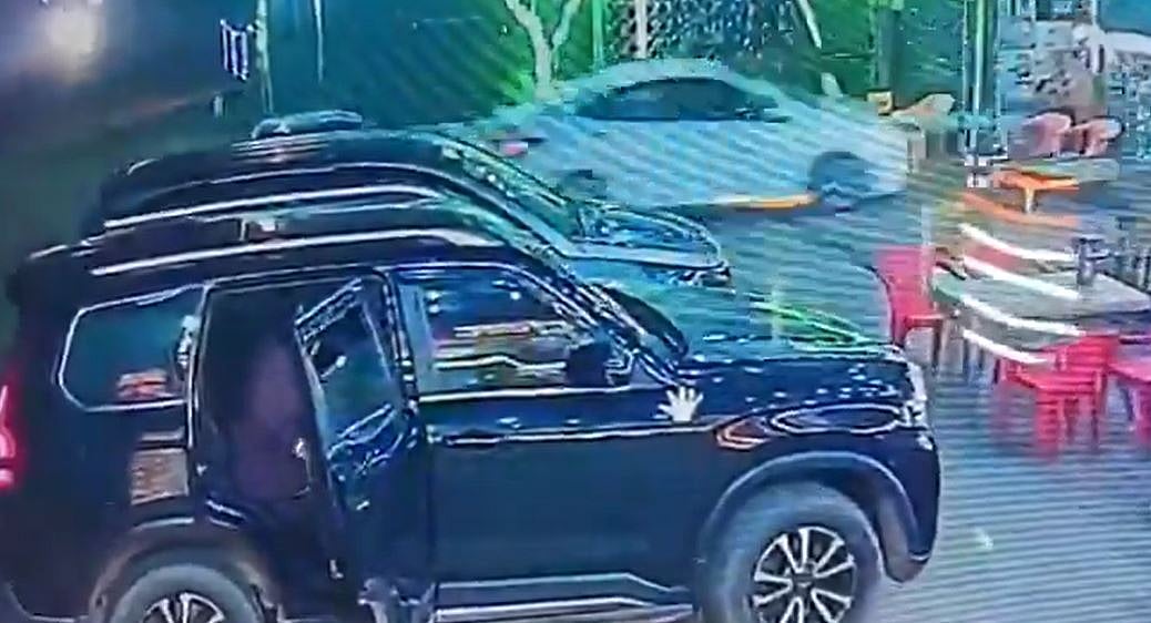 ஒரு நொடி கூட நிற்கல… அதி வேகமாக வந்த கார் தாபாக்குள் சென்று பயங்கர விபத்து… அடுத்து நடந்த சம்பவம்… வைரலாகும் அதிர்ச்சி வீடியோ…!!!