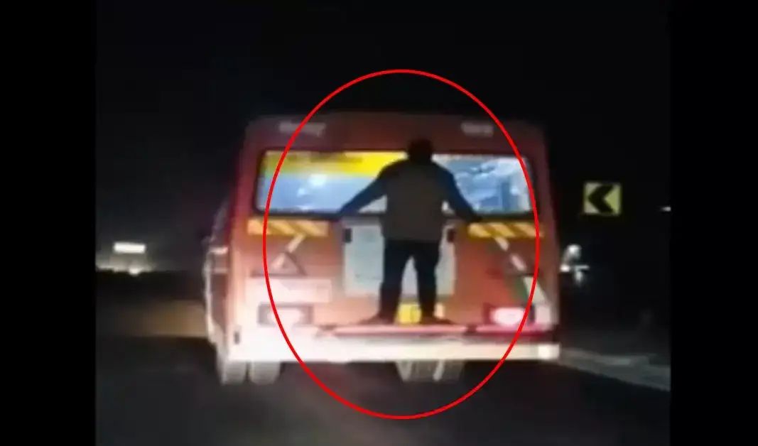 டிக்கெட்டுக்குக் காசு இல்லையா? அரசுப் பேருந்தின் பின்புறம் ஒட்டி வந்த இளைஞர்! வைரலான அபாயகரமான வீடியோ..!!