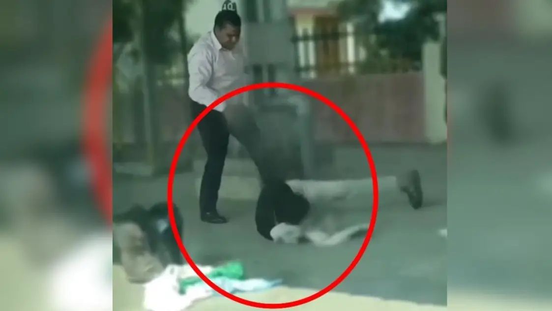 “பிளாட்ஃபார்மில் தூங்கிய”  மாற்றுத்திறனாளியை  காலணியால் அடித்து, மிதித்து…   மிருகத்தனமாகத் தாக்கிய ரயில்வே காவலர்… கொந்தளிப்பை ஏற்படுத்தும் வீடியோ..!!