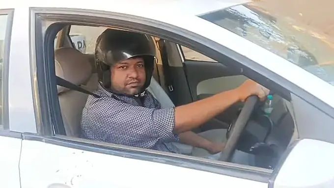 சீட் பெல்ட் போட்டாலும் ஹெல்மெட் கட்டாயமா….? ₹1,100 அபராதத்தால் வினோத ‘விதி’யை பின்பற்றும் ஆசிரியர்…. வைரலாகும் வேடிக்கை வீடியோ….!!