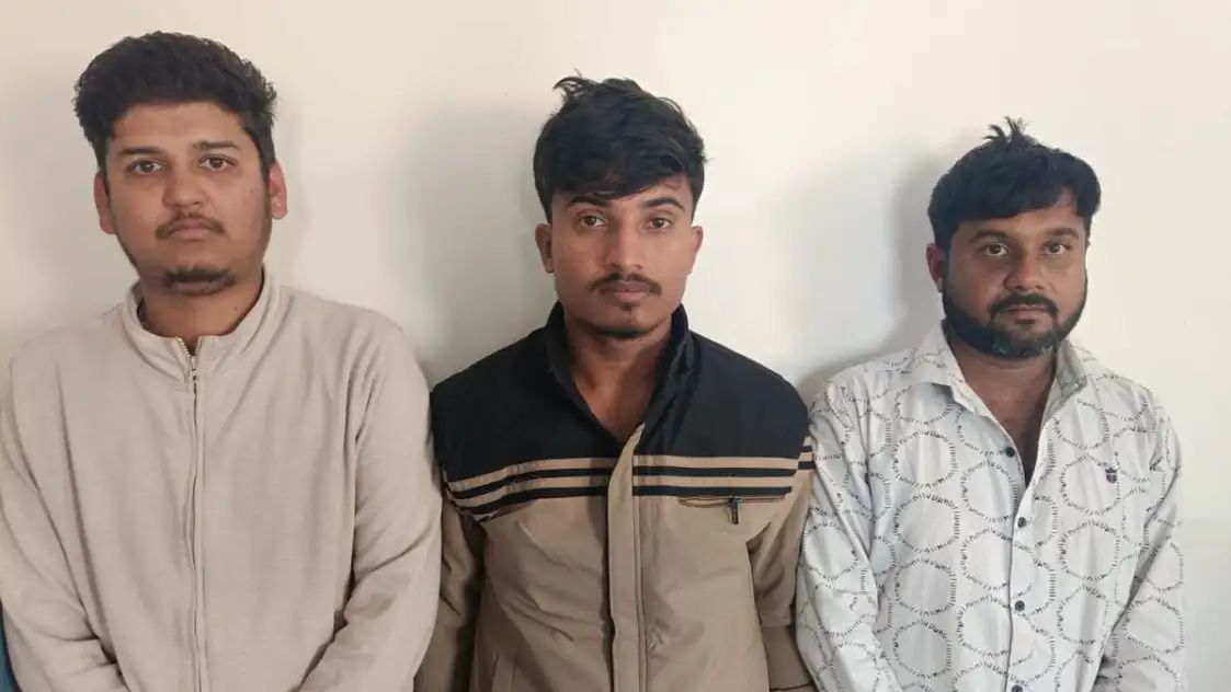 நண்பனை சந்திக்க தவறான ஹோட்டல் அறையை தட்டிய செவிலியர்… பெண்ணை உள்ளே இழுத்து இரவு முழுவதும் கூட்டு பாலியல் வன்கொடுமை செய்த 3 பேர்… அதிர்ச்சி…!!!