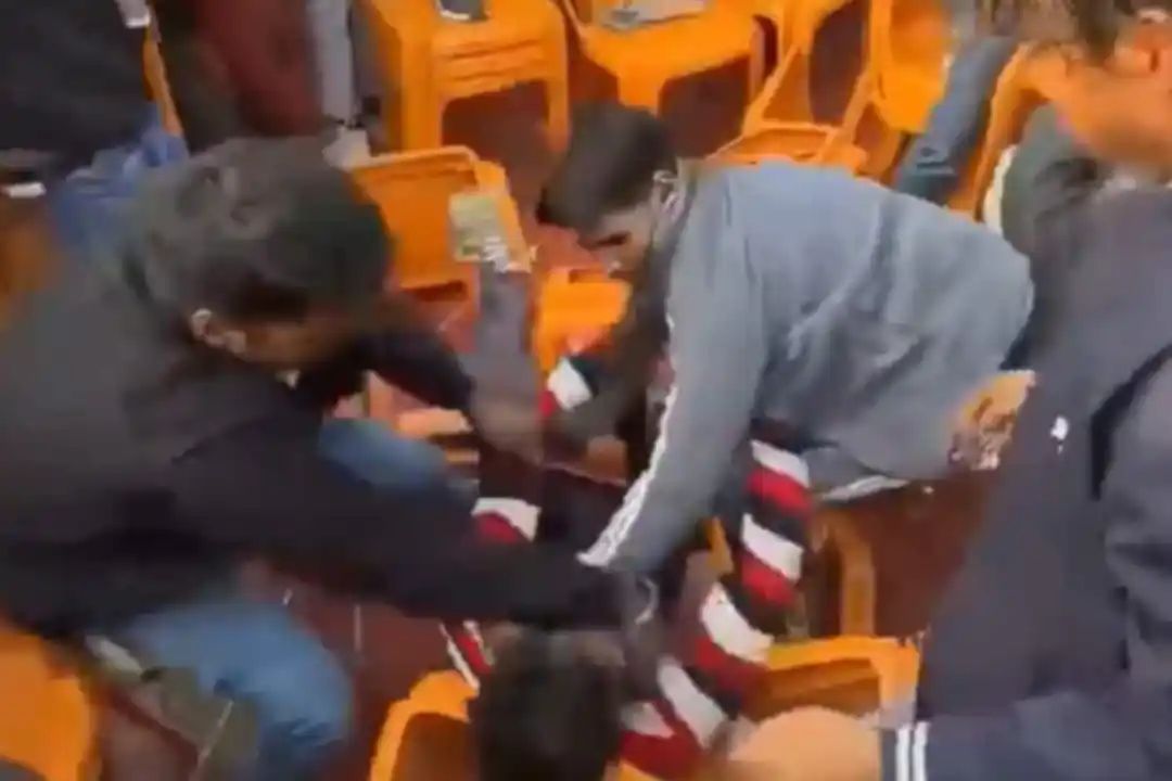 எங்களுக்கு சமோசா கிடைக்கல…. நிகழ்ச்சியில் பேசிக்கொண்டிருந்த பிரதமர் மோடி… திடீரென ஏற்பட்ட மோதல்… வைரலாகும் அதிர்ச்சி வீடியோ…!!!