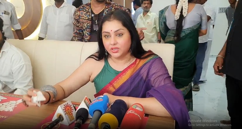 பரபரப்பு தகவல்! “விஜய் அரசியலுக்குப் போனது சினிமாவுக்குப் பேரிழப்பு” – தேனியில் நமீதா ஓப்பன் பேச்சு!
