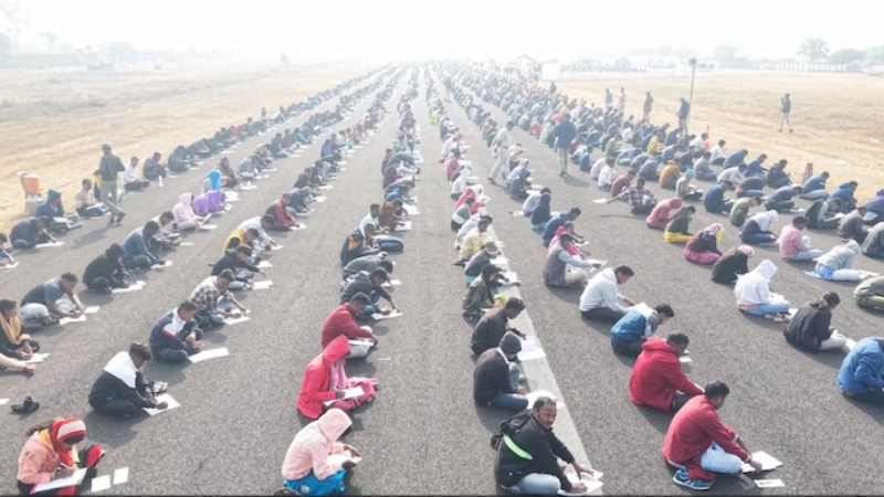 187 வேலையிடங்களுக்கு 8,000 பேர் போட்டி..ஊர்க்காவல் படை பணியிடங்கள்…விமான ஓடுதளமே தேர்வு மையமான வினோதம்..!!!