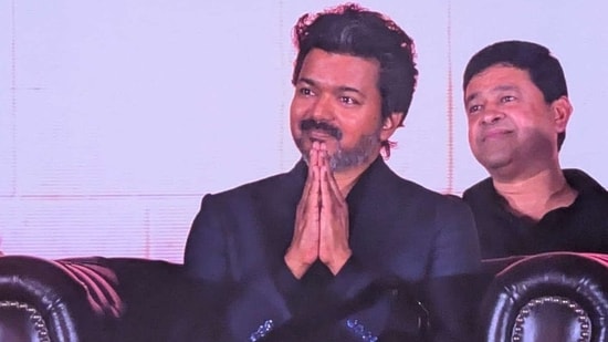 “TVK, TVK” கோஷமிட்ட ரசிகர்கள்…. 80,000  பேர் முன்னிலையில்…. விஜய் செய்த ‘அந்த’ சைகை…. இணையத்தை கலக்கும் வீடியோ….!!