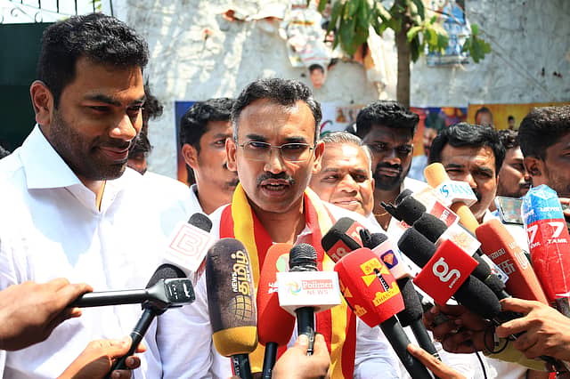 “உங்க ADVICE எங்களுக்குத் தேவையில்லை!” யாருக்கு வேணுமோ அவங்களுக்கு சொல்லுங்க….தமிழருவி மணியனை நோஸ்கட் செய்த TVK….!!