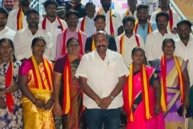 திமுக – அதிமுக-க்கு ஆப்பு…. தவெக-வில் இணைந்த முக்கிய நிர்வாகிகள்…. பலம் கூட்டும் தளபதி படை….!!