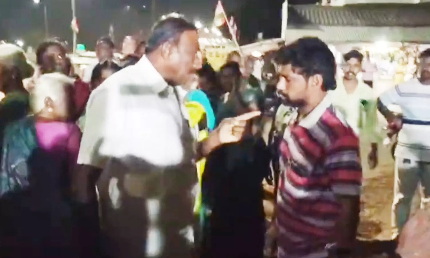 ஜோதிமணி கூட்டத்தில் திடீர் ரகளை…. வாலிபர் கேட்ட கேள்வியால் பரபரப்பு…. வைரலாகும் வீடியோ….!!