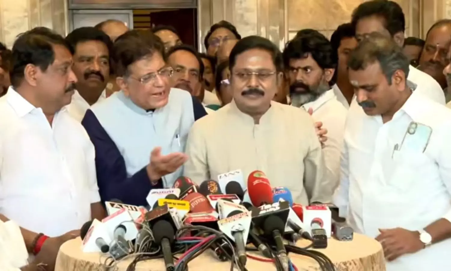 “இதுக்கு பதில் இல்ல கிளம்பிருவோம்” நயினார் நாகேந்திரனிடம் ரகசிய சிக்னல்…. தினகரனின் பேச்சை நிறுத்திய பியூஷ் கோயல்…. பிரஸ் மீட்டில் பரபரப்பு….!!