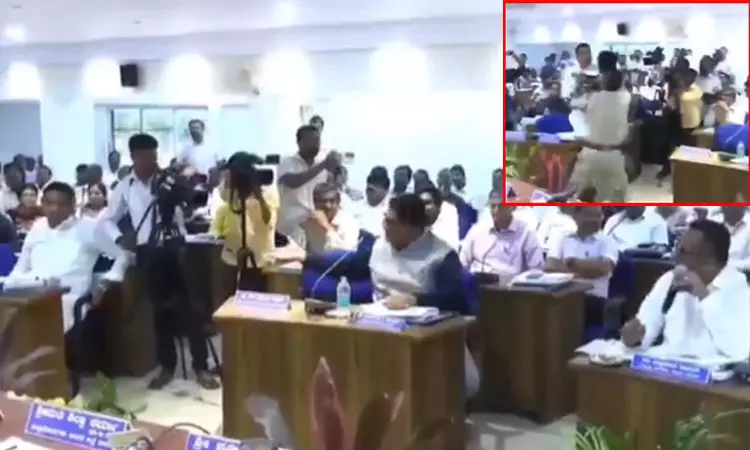 வன நில ஆக்கிரமிப்பு விவகாரம்: வளர்ச்சி ஆய்வுக் கூட்டத்தில் எம்.எல்.ஏ மற்றும் எம்.எல்.சி இடையே மோதல்… வீடியோ வெளியாகி பரபரப்பு…!!!