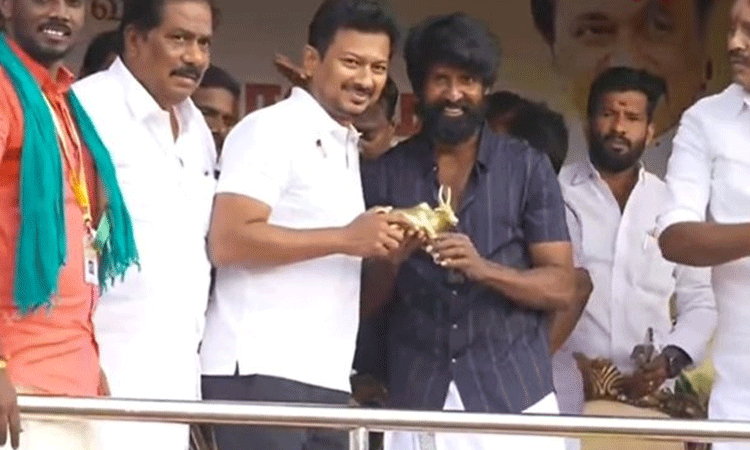 “அப்போ பயந்தோம்.. ஆனா இப்போ வேற லெவல்!”..ஜல்லிக்கட்டு குறித்து சூரி சொன்ன ‘சீக்ரெட்’…உதயநிதிக்குக் கொடுத்த ஸ்பெஷல் கிப்ட்..!!!